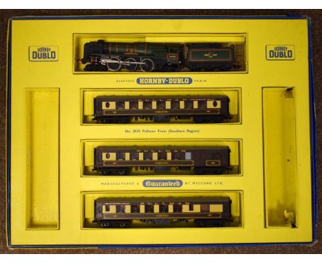 Model Railway - Hornby Dublo - Set 2035 Pullman Train Set, lacking rails, in original box   Condition: 