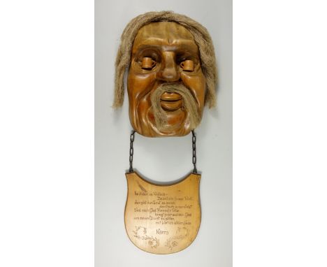 Holzmaske, handgefertigt von Kurt Maurer, Wolfach, Baden-Württemberg geschnitzter Kopf für "seinen Bruder" Karlheinz, Augen m