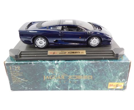 A Maisto die cast model of a Jaguar XJ220 (1992), scale 1:12, 33201, boxed.