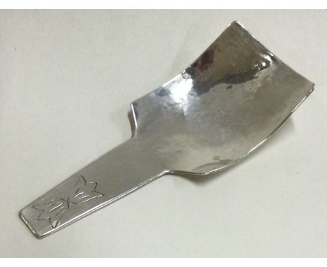 A stylish silver caddy spoon of textured form. Birmingham. Approx. 18 grams. Est. £30 - £50.