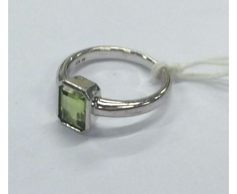 A 9 carat single stone ring with central green stone. Approx. 3.3 grams. Est. £60 - £80.