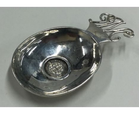 A heavy Modernistic silver caddy spoon with 1937 Coronation coin to centre. Approx. 36 grams. Est. £40 - £60.