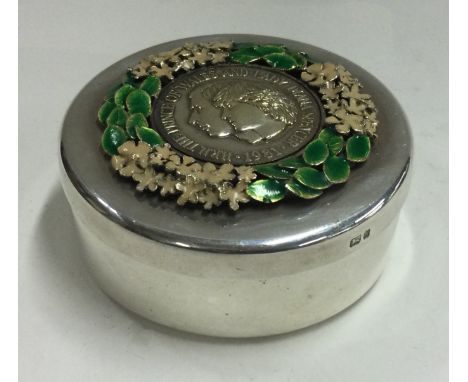 STUART DEVLIN: A heavy silver and enamelled box decorated with flowers. London 1981. Approx. 165 grams. Est. £200 - £300.