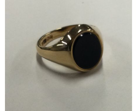 A good 9 carat signet ring. Approx. 6 grams. Est. £100 - £150.