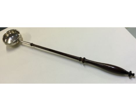 An early Georgian silver toddy ladle. Approx. 190 grams. Est. £200 - £300.