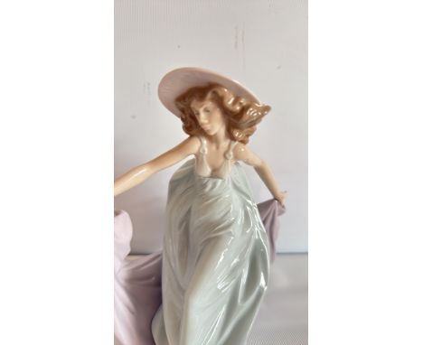 Lladro porcelain figurine, elegant lady in flowing dress with hat, original box from Valencia, Spain. Model number 5662, date