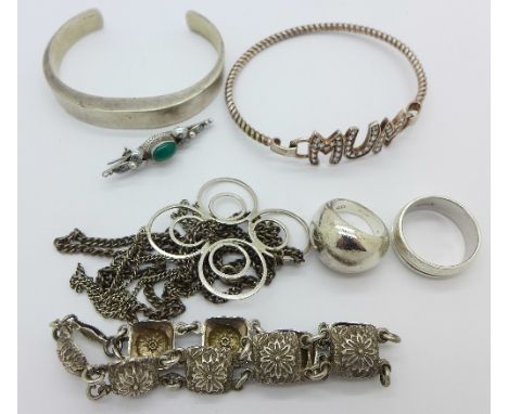 Silver jewellery including a bangle and two rings, a white metal 'Mum' bangle, a bracelet, etc.