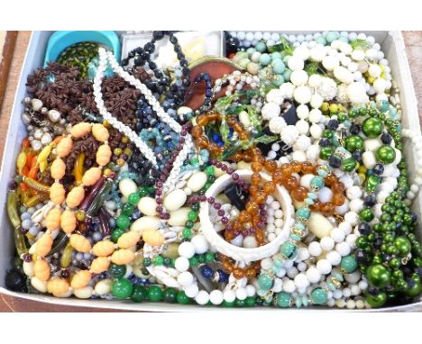 Vintage costume jewellery, 2.74kg