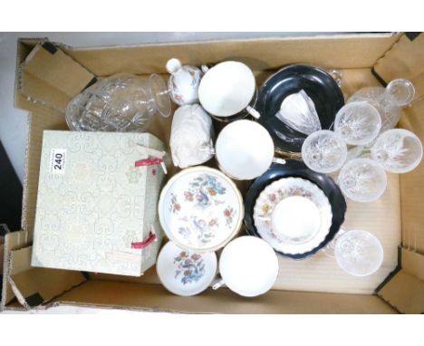A mixed collection of ceramic items to include Royal Creamware decorative two handled vase, large fruit bowl, decorative tabl