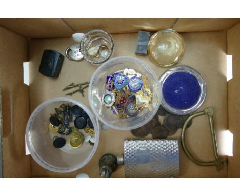 A collection of tiems to include enamel badges (20), silver items, old pennys, military and railway badges (1 tray)