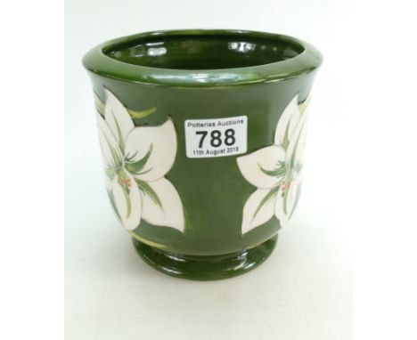 Moorcroft 1980s planter decorated in the white lily design on green ground, diameter 18cm, height 17cm