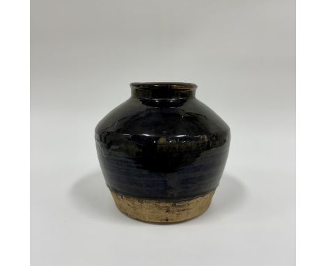 A monochrome black-glazed ceramic jarChina, Ming Dynasty (1368 - 1644)Provenance: Portuguese private collectionHeight: 22 cm€