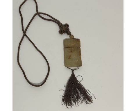 A carved jade inroJapan, Meiji period (1868 - 1912)Provenance: French tradeHeight: 6.8 cm€ 80 - € 100