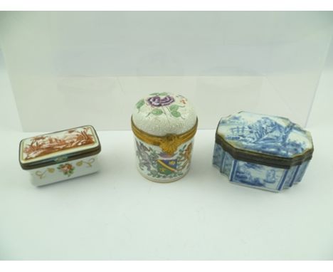 AN 18TH/19TH CENTURY DUTCH TIN GLAZED EARTHENWARE (DELFTWARE) TABLE CASKET of serpentine form, the hinged cover underglaze bl