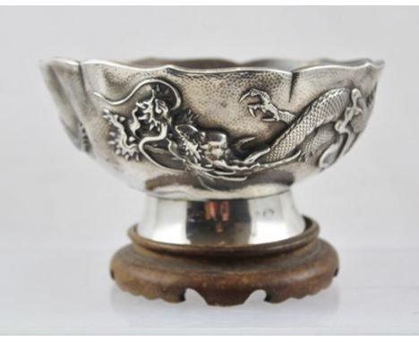 A CHINESE EXPORT SILVER BOWL, hammered finish with raised dragon design in the round, character mark stamped to base, 14.5cm 
