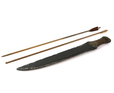 Vintage props including a machete style sword, 62 cm and two arrows (3). 