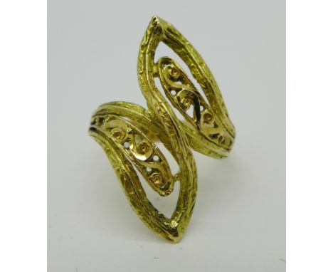 An Italian yellow metal ring, marked 'Italy, 8LX, 750', weight 5.6g, size O
