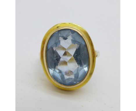 A yellow metal and blue stone ring, 4.4g, K