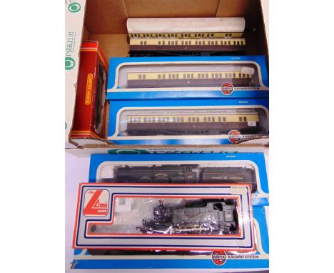 [OO GAUGE]. A G.W.R. COLLECTION comprising an Airfix No.54125, G.W.R. Castle Class 4-6-0 tender locomotive 'Pendennis Castle'