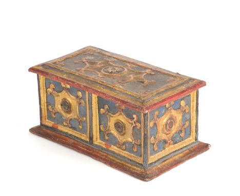 Paper mache casket, gilded and lacquered in blue and red. Siena. 16th century. Defects. 13x15.5x27 cm approx. Cofanetto in ca