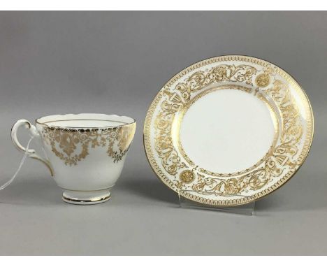 ROYAL WORCESTER 'HYDE PARK' PATTERN DINNER SERVICE,six place setting, comprising dinner plates, appetiser plates, side plates