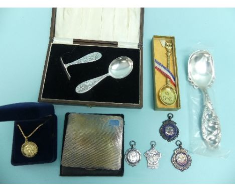 A George V cased silver novelty Spoon and Pusher Set, by W H Collins &amp; Co, hallmarked Glasgow, 1930, the pusher with depi