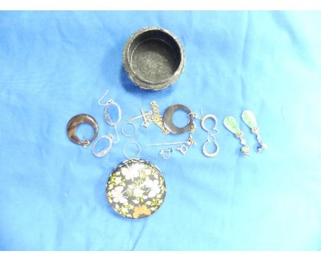 A quantity of Jewellery, including 9ct gold earrings, cross pendant and chain etc., weighable 4.3g, a stickpin with fly finia