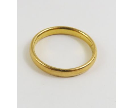 A 22ct gold wedding band, finger size K, 3g gross