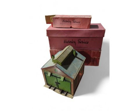 HORNBY O Gauge – Goods Depot Building with crane, free standing signal, contained in a station building box; No.1 Station (Wa
