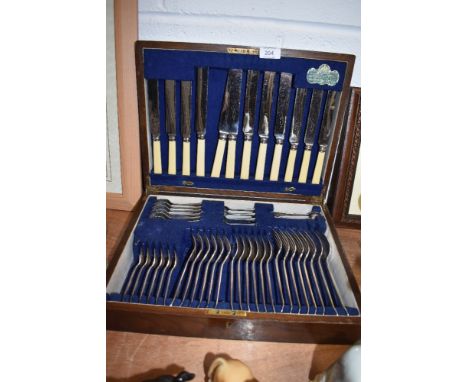 A vintage Elkington and Co Ltd canteen of cutlery including bone handled knives and plated forks.
Unsure of the style of desi