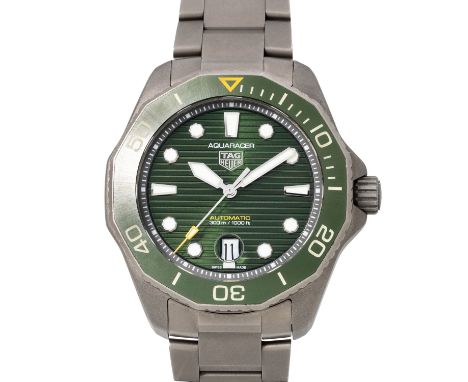 TAG HEUER Aquaracer Ref WBP208B Herrenuhr. Box und Papiere. Titan. Automatik-Werk Kal. 5 mit guten Gangwerten (+24s/d. 311°).