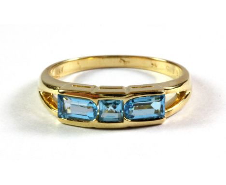 A 9ct yellow gold blue topaz set ring, (M.5).