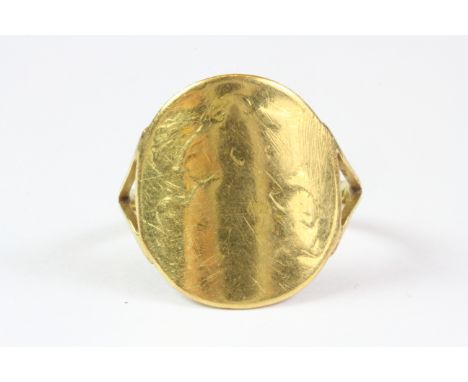 A gentleman's 18ct yellow gold ring, (approx. 5gr) (M.5).