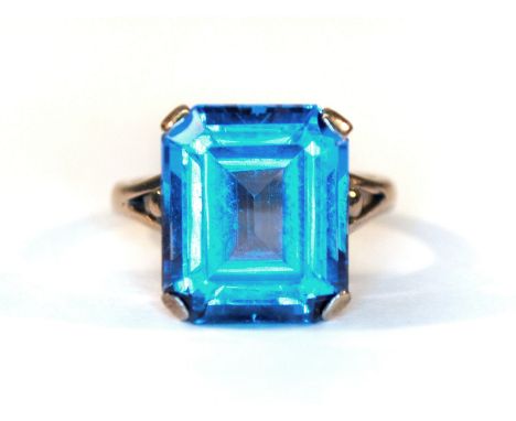 A 9ct white gold (stamped 9ct) ring set with a large emerald cut London blue topaz, (M.5).