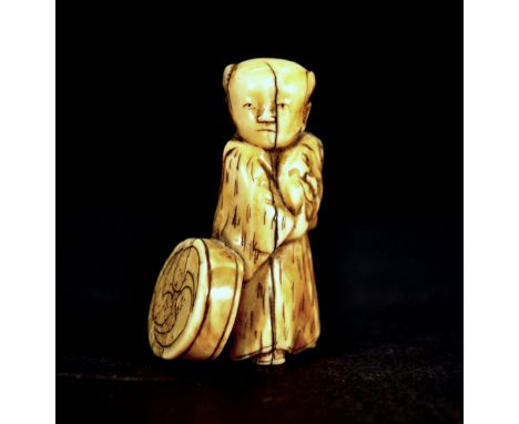 A 19th century Japanese carved ivory netsuke of a Kabuki actor's assistant, H. 4.5cm.