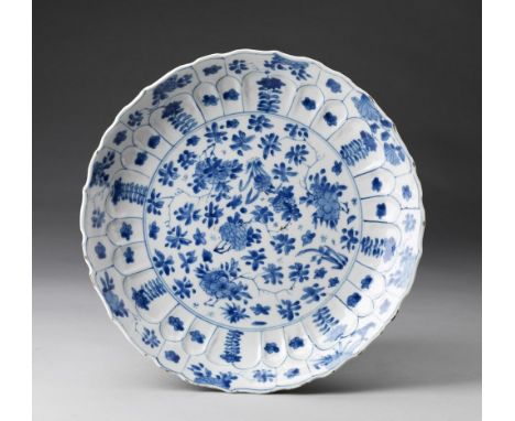 Chinese Art A blue and white porcelain dish bearing a Kangxi mark at the baseChina, Qing dynasty, 17th century . . Cm 25,00.