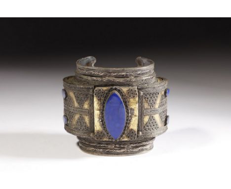 Islamic Art A silver, brass and lapislazuli bangle 19th century  . . Cm 11,00 x 8,50.