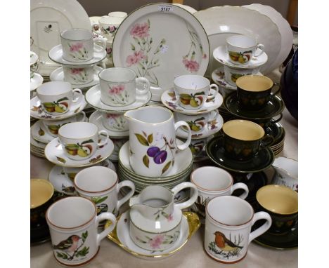 Ceramics - a Midwinter Invitation pattern part dinner and tea set comprising dinner plates, salad plates, side plates, bowls,