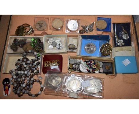 Costume jewellery and coins to include Art Deco style green glass necklace; another, similar; commemorative coins; paste set 