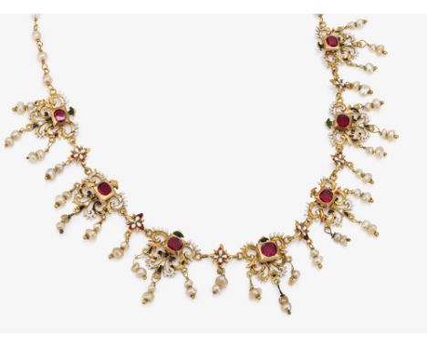 Collier mit leuchtend roten Granaten, Perlen und EmailWohl Österreich oder Prag, um 1600-1610Gelbgold 585/-, getestet. Drähte