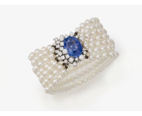 Siebenreihiges Zuchtperlenarmband mit feiner Saphir-Brillanten-SchließeMünchen, 1960er-1970er Jahre, Juwelier RAVEWeißgold 75