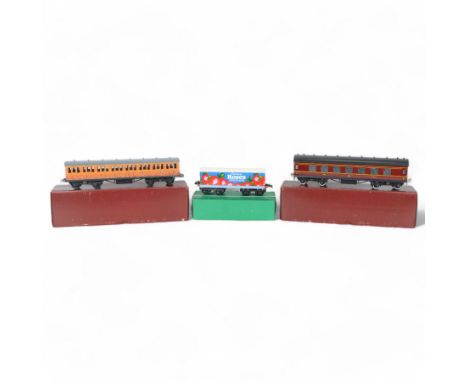 Three 0 gauge coaches, comprising an ACE Trains tin-printed All Third coach in LMS maroon livery, an ACE Trains tin-printed E