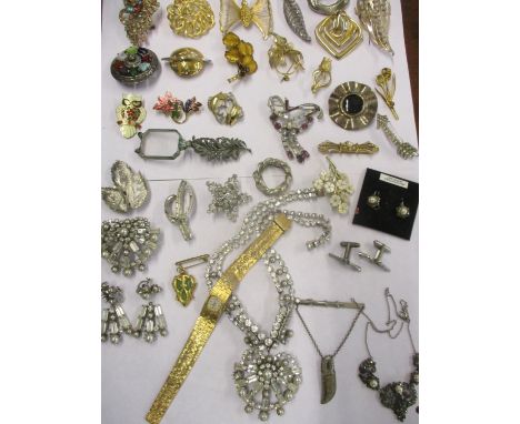 Vintage costume jewellery to include a Scottish hardstone brooch, Mexica silver and other silver items, a gold plated pendant