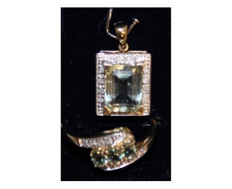 A 9CT YELLOW GOLD GREEN AMETHYST RING AND PENDANT.