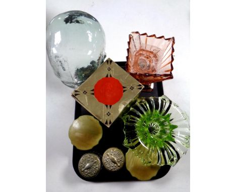 A tray containing glass dressing table pieces, glass head, dimple Scotch whisky bottle etc 