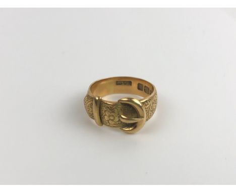 An 18ct gold buckle ring, ring size K, 5.5 g 