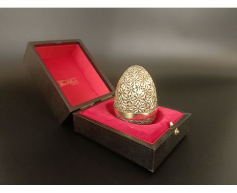 A silver gilt Easter egg, by Stuart Devlin, No 101, cased with receipt, 5.75 oztno obvious faults found, overall condition go