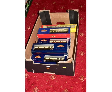 A QUANTITY OF BOXED AND UNBOXED ASSORTED HORNBY RAILROAD AND BACHMANN OO GAUGE G.W.R. AND B.R. W.R. Mk.1 COACHING STOCK, to i