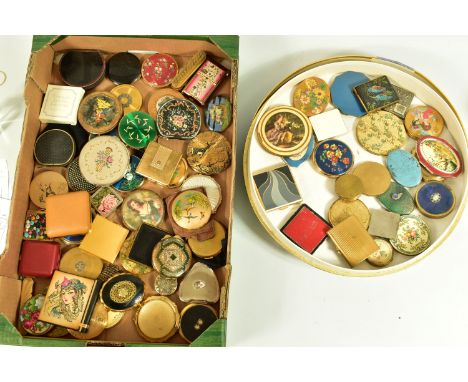 A BOX OF MAINLY COMPACTS, to include a musical Concerto Kigu compact with black enamel lid and rose detail, a further musical