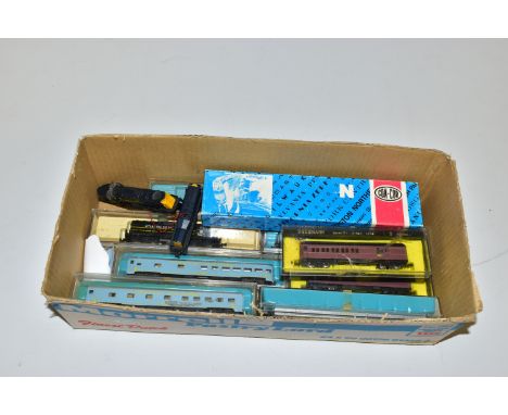 A QUANTITY OF BOXED AND UNBOXED N GAUGE AMERICAN OUTLINE LOCOMOTIVES AND ROLLING STOCK, to include boxed Rivarossi 'Berkshire